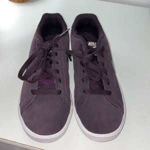 NEW and never worn Women’s Nike Shoes